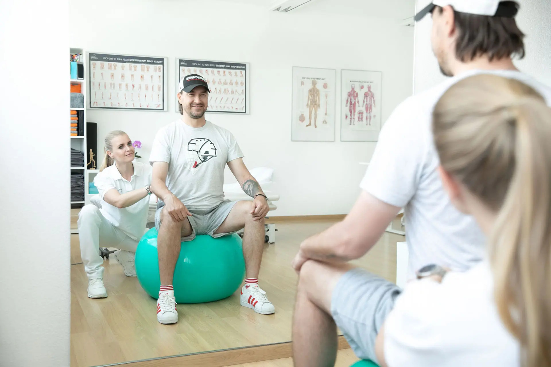 Physiotherapeutin übt mit Patient Beckenstabilität in der Neurophysiotherapie in Emmenbrücke