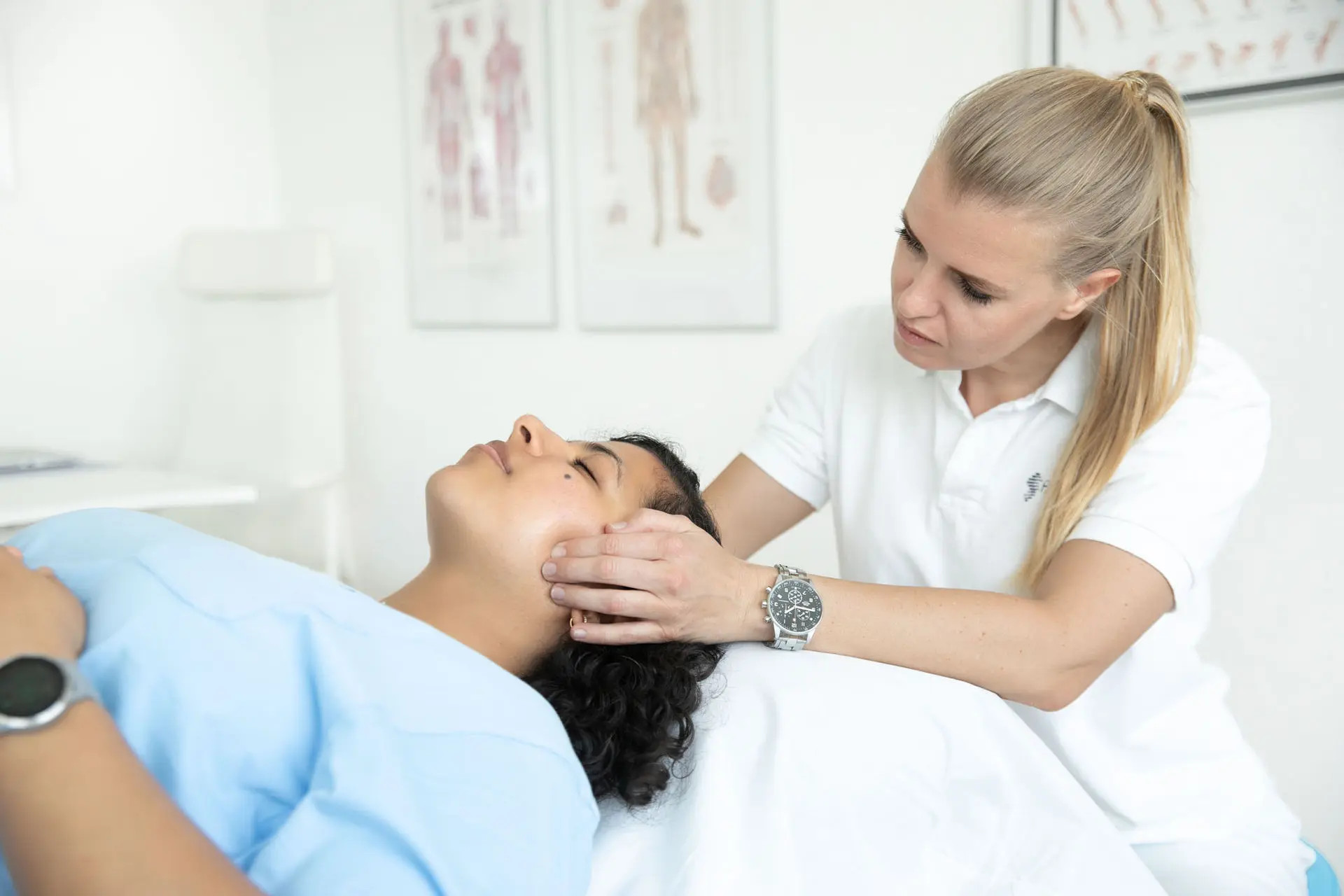 Physiotherapeutin behandelt Patientin mit Kieferphysiotherapie bei Kieferschmerzen in Emmenbrücke