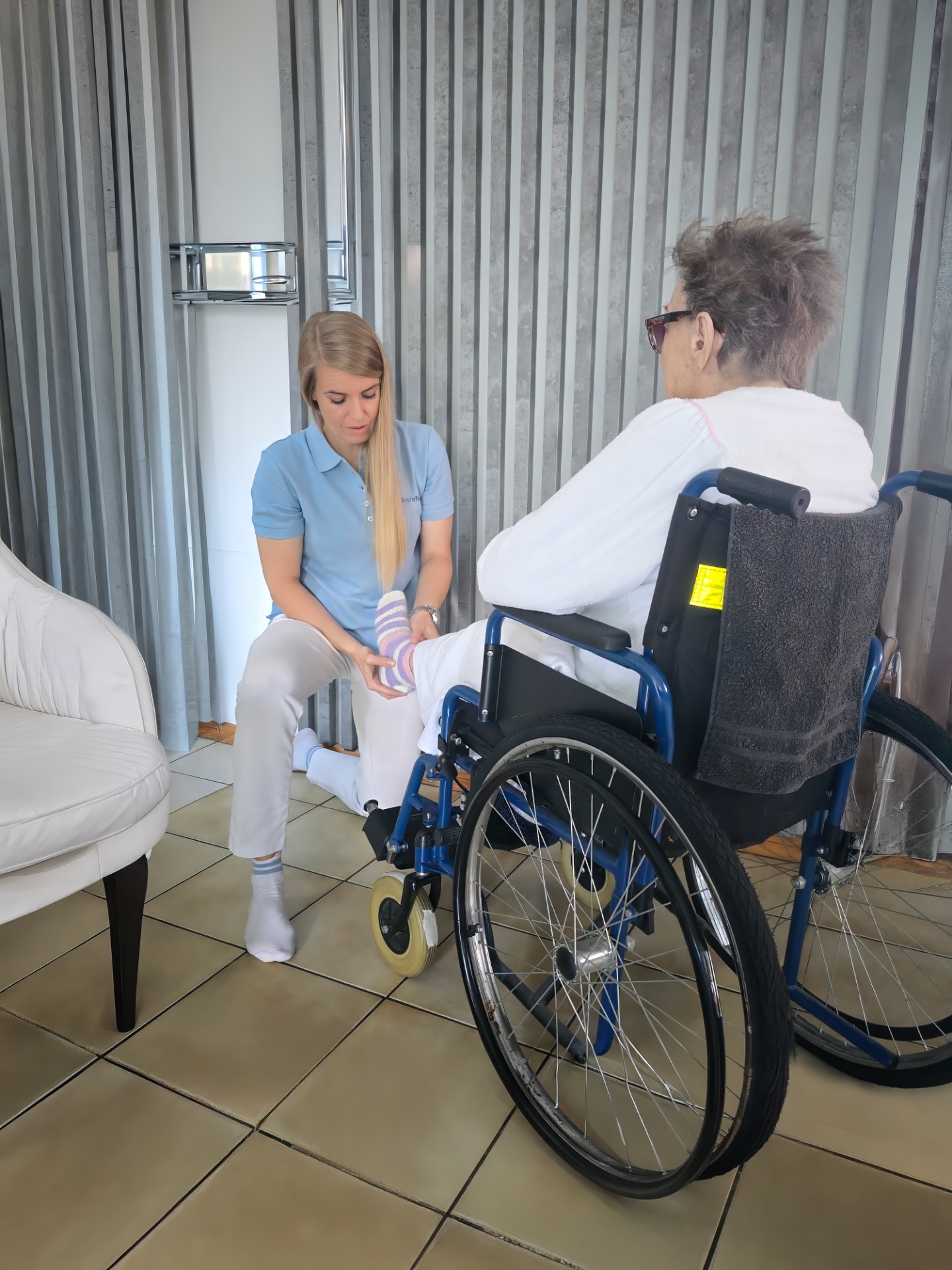Physiotherapeutin besucht Patient zu Hause für Domizil Physiotherapie in Emmenbrücke